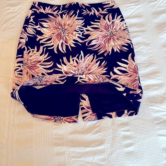 Ann Taylor black floral   pencil skirt 4P - Picture 3 of 8